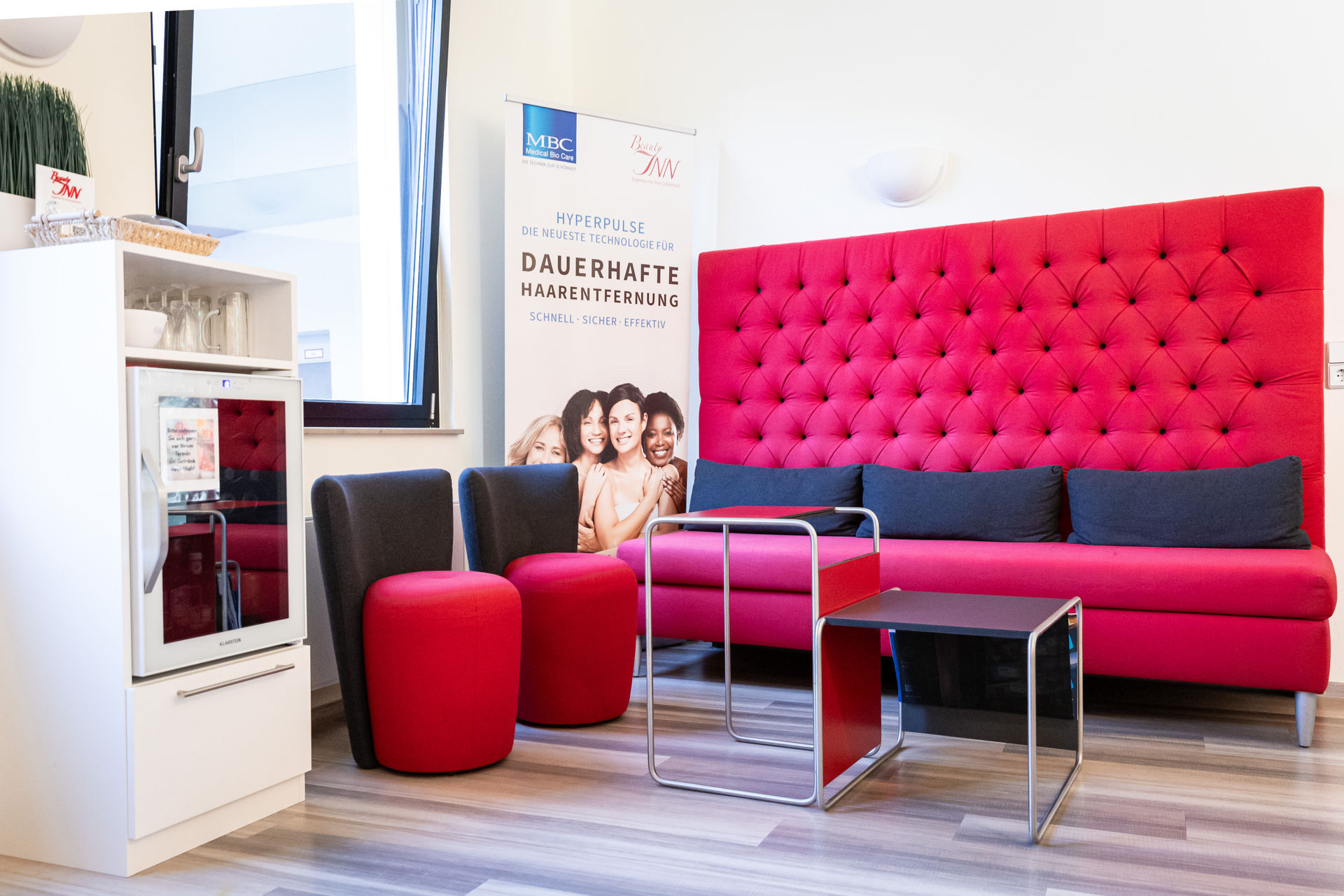 Wartebereich mit besonderem Service: gratis Getränken und Brillenreinigungsgerät